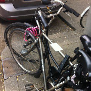 Twee fietsen in de echt verbonden. Met een briefje met telefoonnummer.