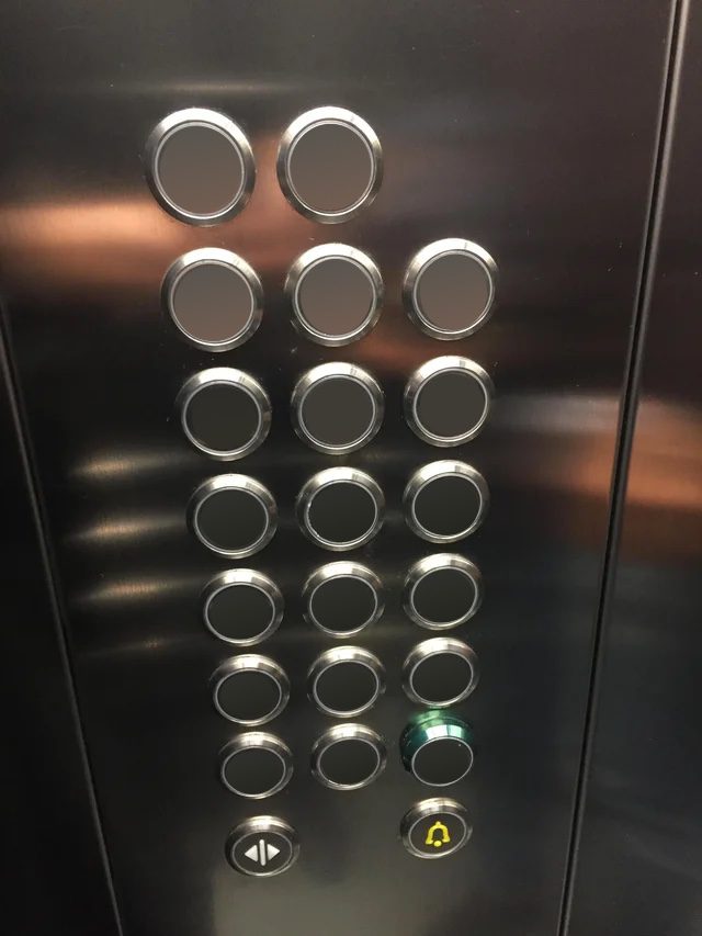 Paneel met knopjes in een lift, maar dan zonder label. Dus je weet niet welke knop je moet drukken om naar een bepaalde verdieping te gaan.